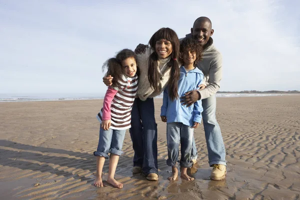 가족이 해변에서 — 스톡 사진
