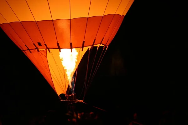 Varmluftsballong Med Flammor Från Brännaren Natten För Att Visa Glöd — Stockfoto
