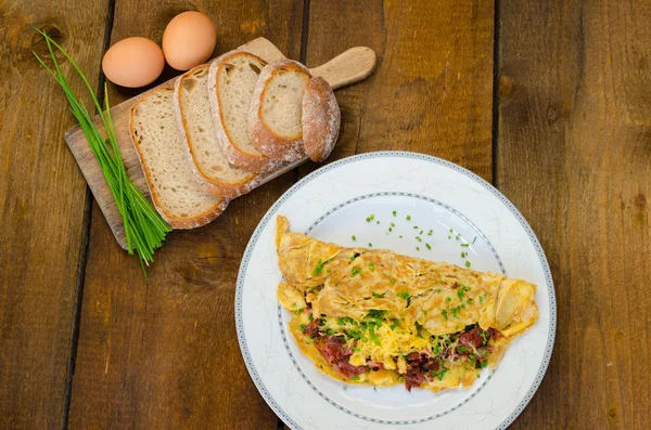 Omelete Com Bacon Queijo Pão Caseiro Cebolinha Cima — Fotografia de Stock