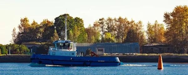 Modrá Malé Člun Loď Opouští Riga Vstupuje Baltského Moře — Stock fotografie