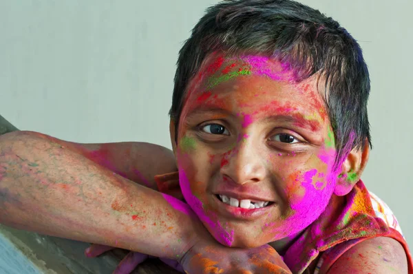 Cerca Cara Del Joven Jugando Holi Sonriendo Con Colores Cara —  Fotos de Stock