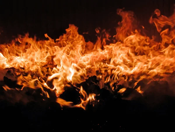 Yanan Sıcak Ateş Alevlerinin Yakın Görünümü Dokulu Arka Plan — Stok fotoğraf
