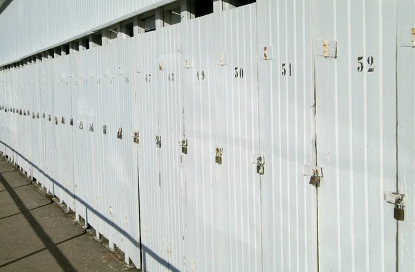 Detalle Edificio Blanco Madera Con Una Hilera Puertas Cada Una — Foto de Stock