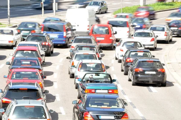 Biltrafik Flera Körfält Centrum Solglänsande Dag — Stockfoto