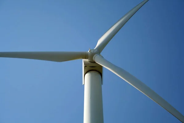 Большая Ветряная Мельница Генерирует Чистую Энергию — стоковое фото