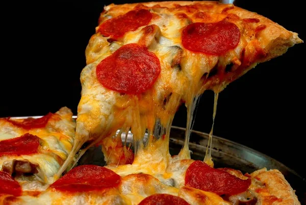 Rebanada Pizza Pepperoni Que Retira Pizza Entera Con Tomates Fondo — Foto de Stock