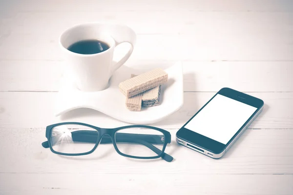 咖啡杯与硅片 眼镜上白色木背景复古风格 — 图库照片