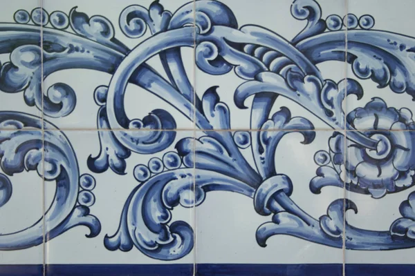 Talavera ceramics is called a type of ceramic which is manufactured in the city of Talavera de la Reina based mud of the River Tagus, kaolin and different glazes. Its use is to carry tableware, fountains, murals tiles and other ornamental elements.