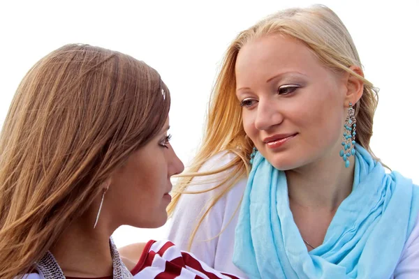 Twee Vriendinnen Staan Terug Voorkant Van Witte Achtergrond Opmerking Lichte — Stockfoto