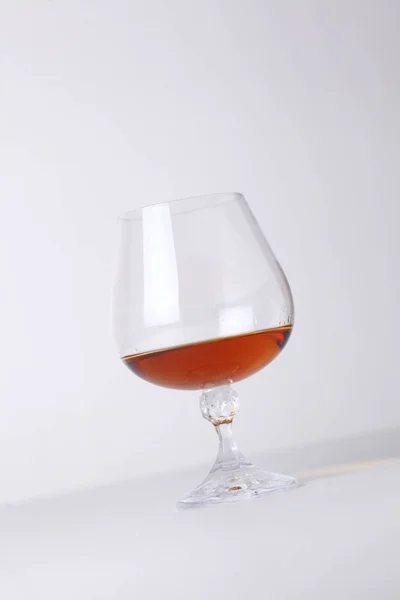 Glas Cognac Een Witte Achtergrond — Stockfoto