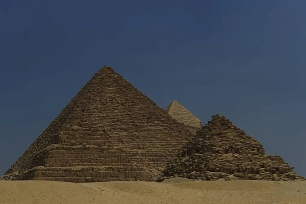 カイロ エジプトのギザピラミッドのすべての前でラクダの輸送観光客の行 — ストック写真