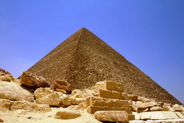 元のエジプトのピラミッドの一つ — ストック写真