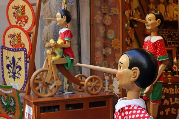 Híres Pinocchio Bábok Olaszországban Bejáratnál Egy Szuvenír Bolt — Stock Fotó