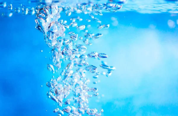 Kleine Wassertropfen Auf Hellblauem Hintergrund — Stockfoto