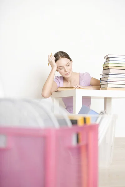 Jovem Mulher Senta Trabalhando Livros — Fotografia de Stock