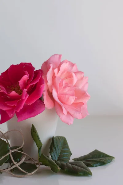 Розовые Розы Чашке Листьями Светлом Фоне Концепция Открытки Приглашения — стоковое фото