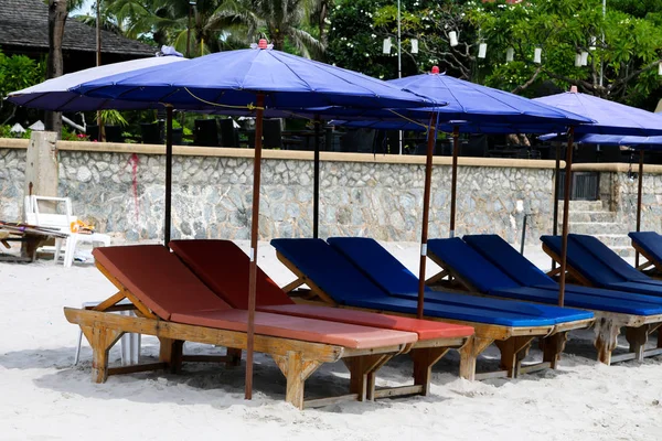 Ombrelloni Sedie Sdraio Contro Paesaggio Marino Sotto Cielo Blu Spiaggia — Foto Stock