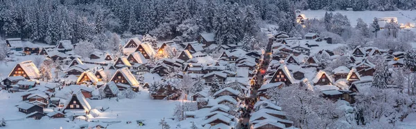 降雪岐阜中部日本パノラマで白川郷ライトアップ — ストック写真