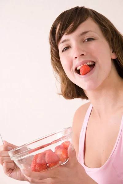 Bonita Morena Disfrutando Bol Fresas Frescas — Foto de Stock