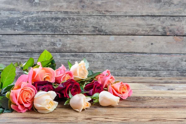 Mooie Rozen Oude Houten Tafel — Stockfoto