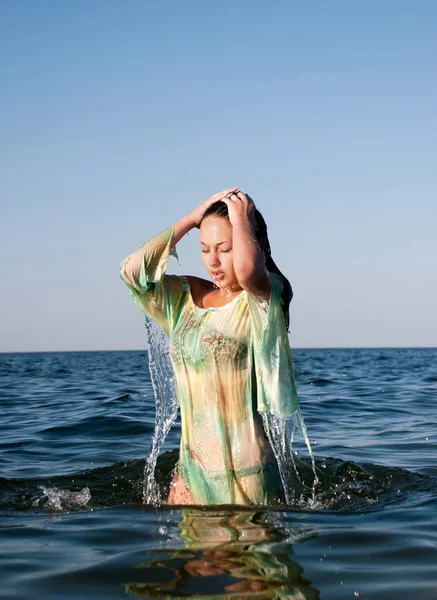 Молодая Женщина Море Летом — стоковое фото