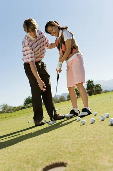 Campo Golfe Grama Verde Pessoas Jogando Ouro Livre — Fotografia de Stock