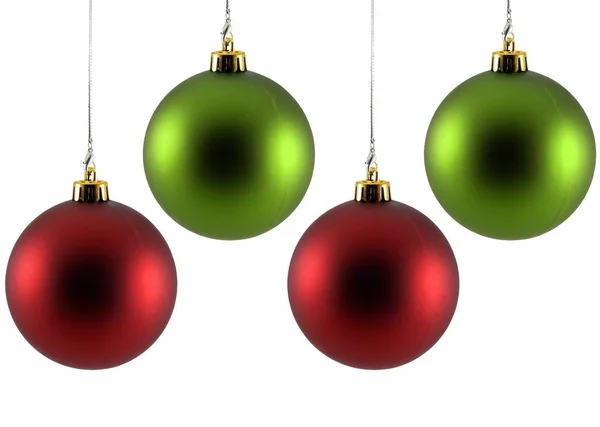 Δύο Κόκκινα Και Δύο Πράσινα Χριστουγεννιάτικα Στολίδια Απομονωμένα Λευκό — Φωτογραφία Αρχείου