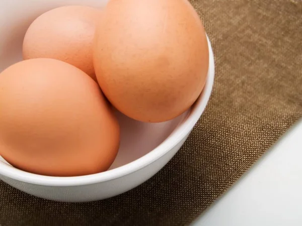 Trzy Jajka Białej Misce — Zdjęcie stockowe