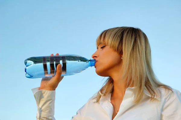 Hermosa Joven Bebiendo Agua Embotellada — Foto de Stock