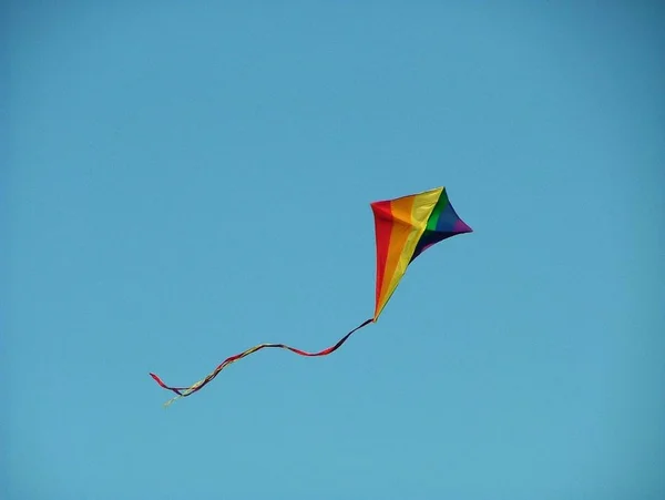 Helder Gekleurde Kite Vliegen Een Heldere Dag Met Een Blauwe — Stockfoto
