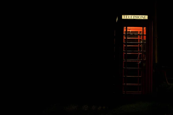 Een Ouderwetse Stijl Britse Rode Phonebox Nachts — Stockfoto