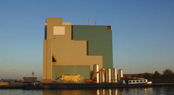 Fabriek Met Transportvaartuig Net Voor Zonsondergang — Stockfoto