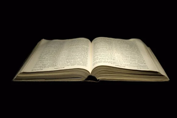 Antik Bibel Svart Bakgrund — Stockfoto