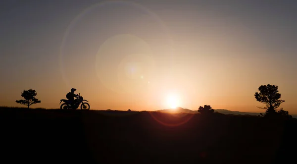 Beobachten Sie Den Sonnenaufgang Bei Pause Motorradfahrer — Stockfoto