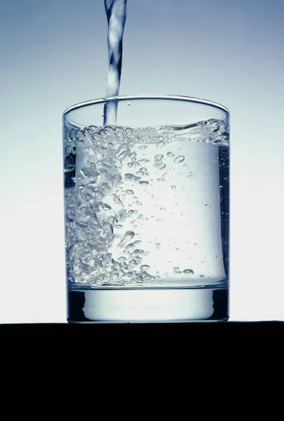 Água Que Despeja Vidro — Fotografia de Stock