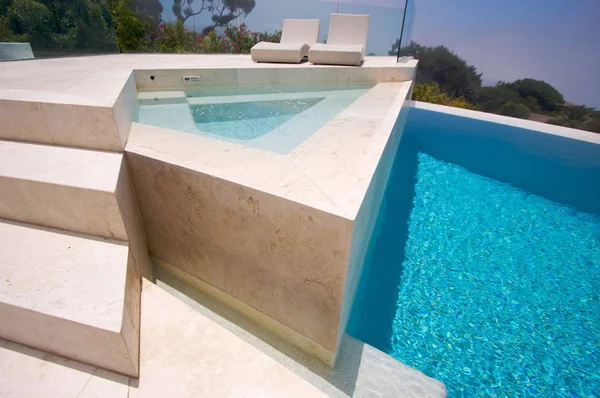 Egyéni Luxury Pool Pezsgőfürdő Székek Absztrakt Parti Felhők Emelkedő Háttér — Stock Fotó