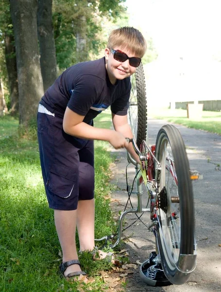 Niño Pequeño Repara Una Bicicleta Parque Verano — Foto de Stock