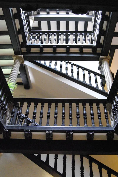 Геометрические Лестницы Внутри Здания — стоковое фото