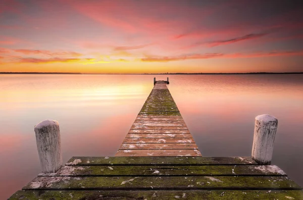 이끼로 소박한 오래된 판자와 뉴사우스웨일즈 해안의 투게라 Tuggerah Lake 목재가 — 스톡 사진