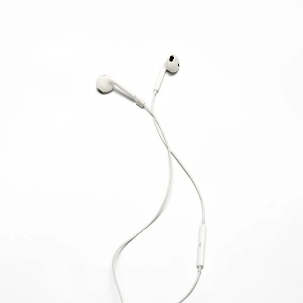 白色背景的白色耳机 — 图库照片