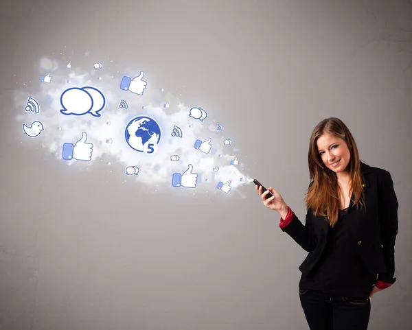 Chica Bastante Joven Sosteniendo Teléfono Con Iconos Redes Sociales Nube — Foto de Stock