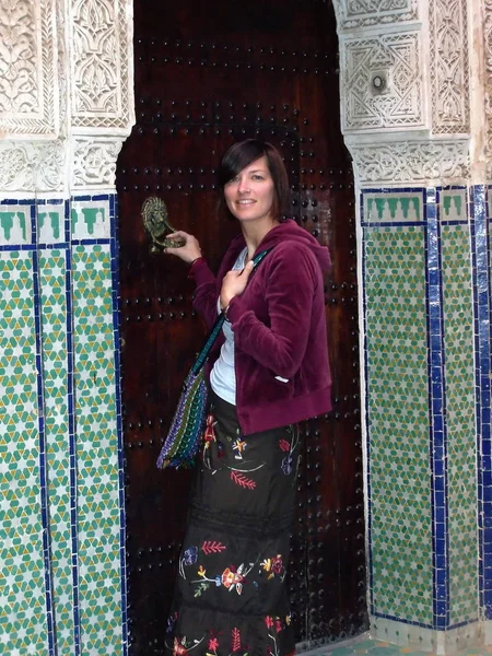 Турист Стучится Марокканскую Дверь — стоковое фото