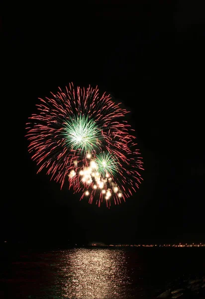 Rode Groene Bloemen Vuurwerk Aan Baai — Stockfoto