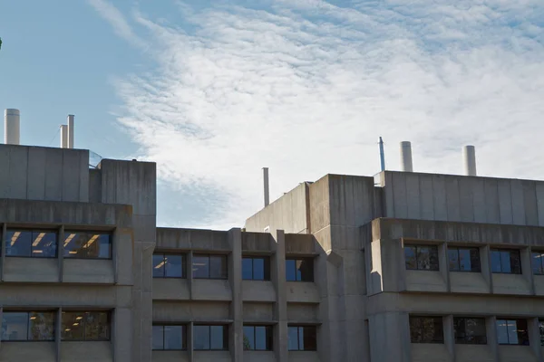 Tiempo Gastado Edificio Modernista Mirando Contra Cielo Azul Con Paisaje — Foto de Stock