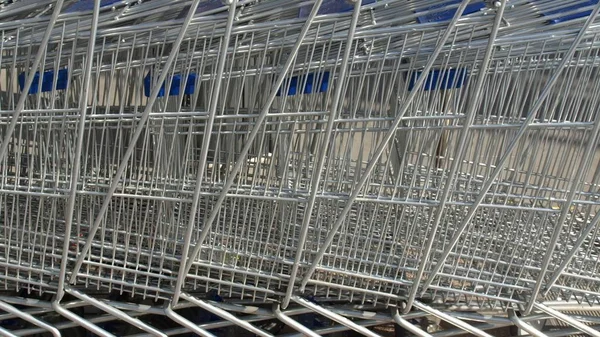Reihe Von Supermarkt Einkaufswagen Oder Einkaufswagen Verhältnis — Stockfoto