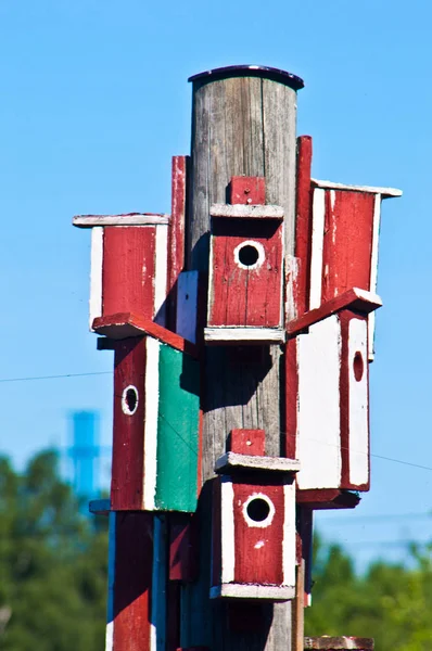 Veel Rode Houten Vogelhuisjes Een Paal — Stockfoto