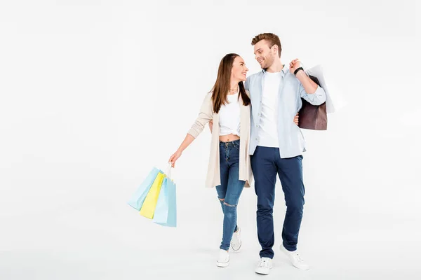 Feliz Jovem Casal Com Sacos Compras Abraçando Olhando Uns Para — Fotografia de Stock