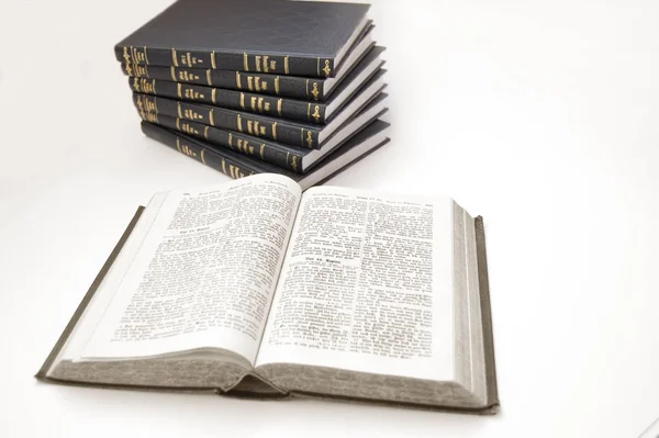 Obraz Koncepcyjny Biblii Biblia Inne Książki Białym Tle — Zdjęcie stockowe