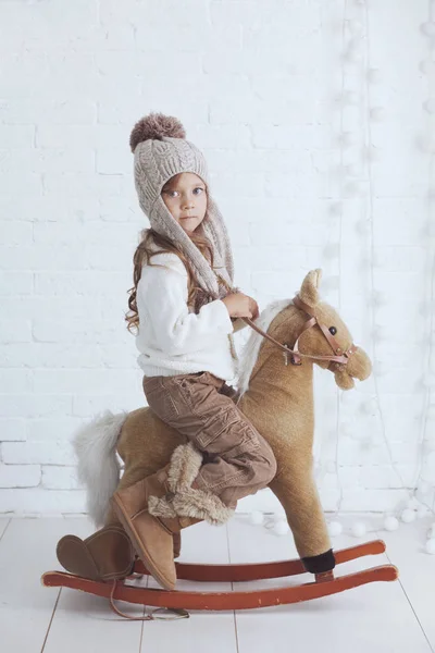Niedliche Kleine Mädchen Jahre Alt Gestrickten Trendigen Winterkleidung Posiert Über — Stockfoto