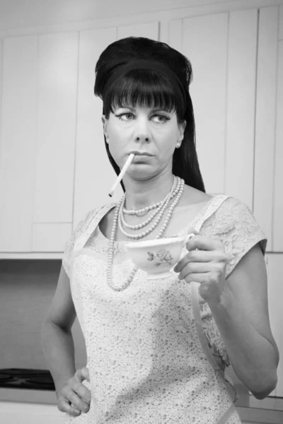 タバコとコーヒーのカップとエプロンでタフな主婦 — ストック写真